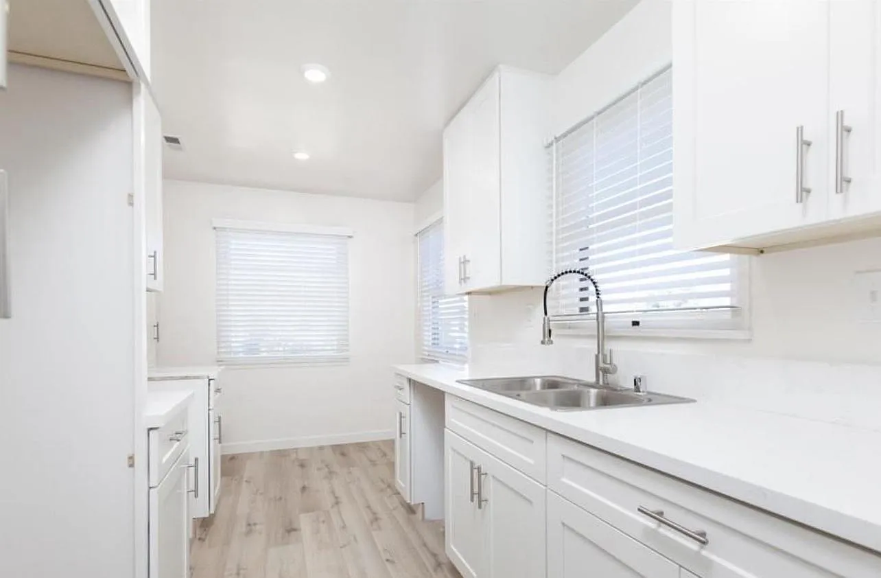 2913 Jarvis St — Photo 3