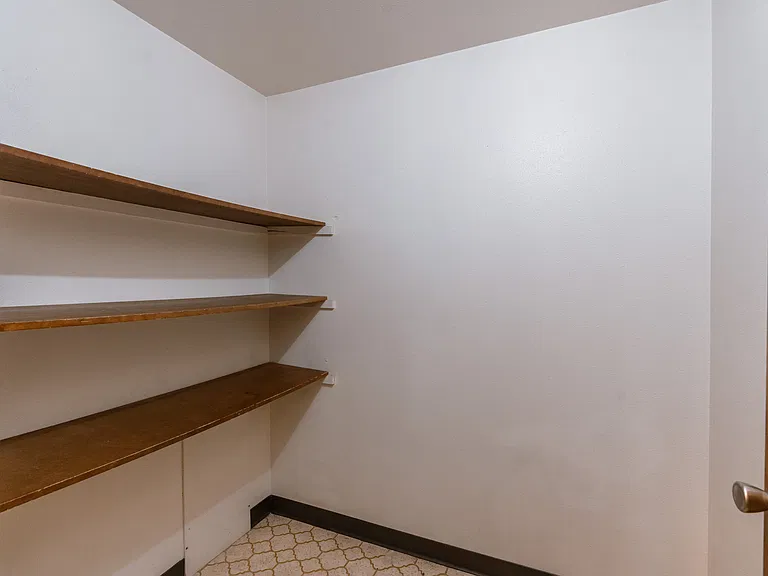 Fargo, ND Long Island Apartments | Closet