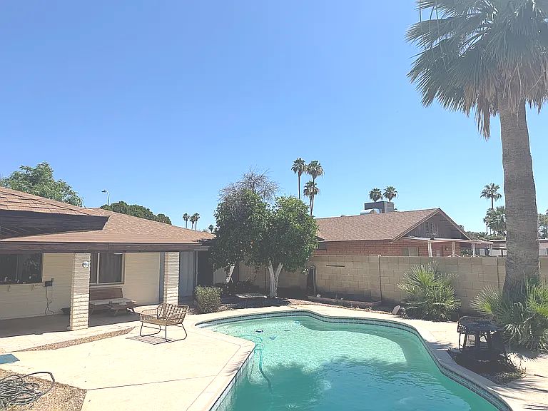Large, play pool (4-5.5'), grass area ,covered backyard patio.
Large fruit bearing grapefruit tree