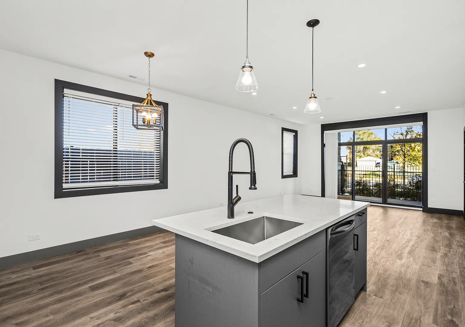 2 bed, 1300 sqft, $2,300 — Photo 3