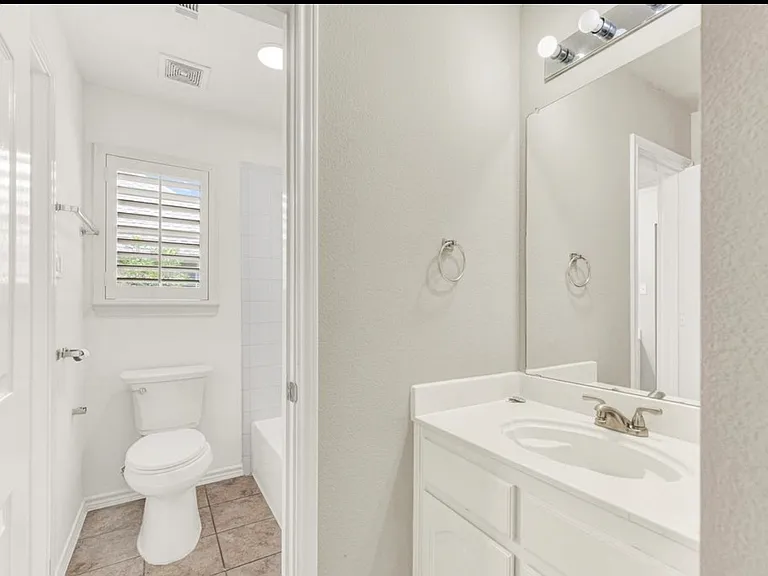 2810 Ashbury Dr #1 — Photo 32