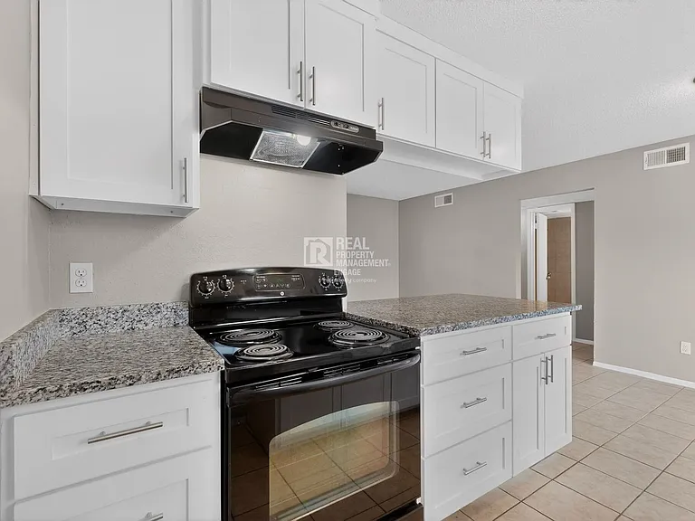 8024 Cambridge Cir — Photo 14