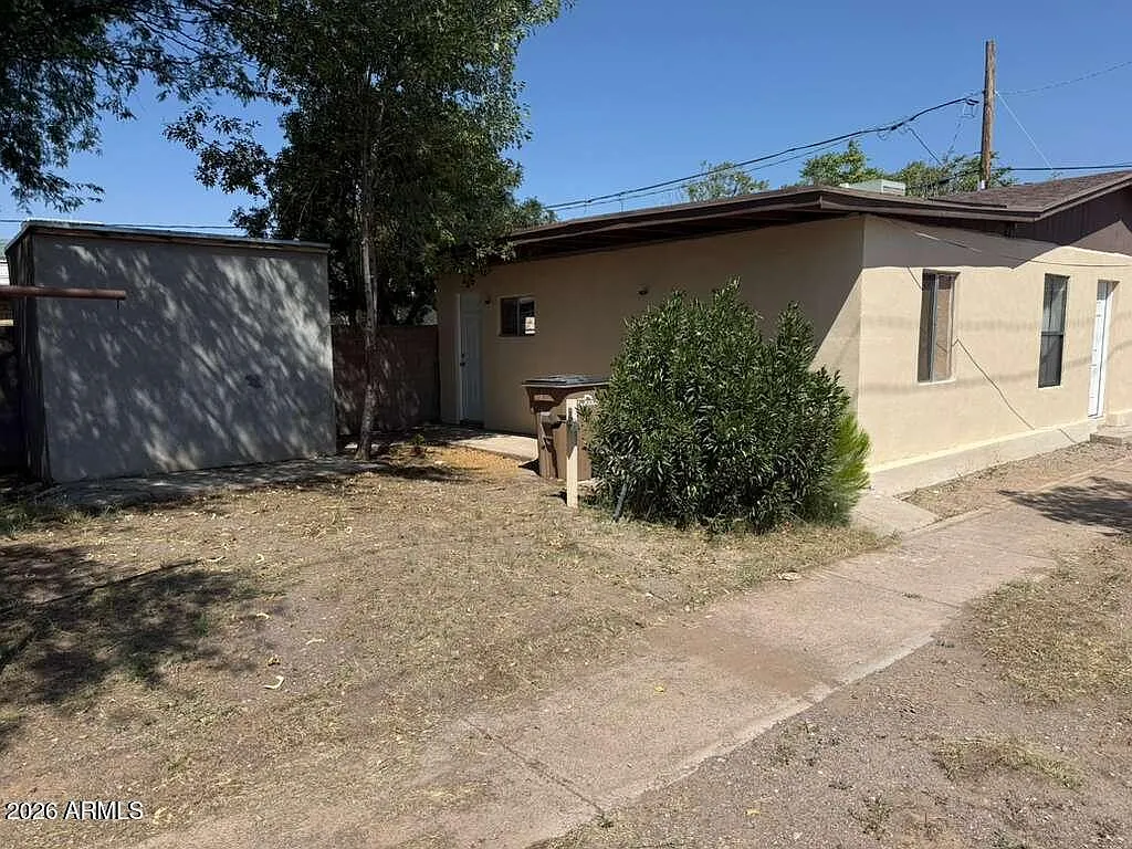 3 bed, 1.0 bath, 870 sqft, $1,200 — Photo 3