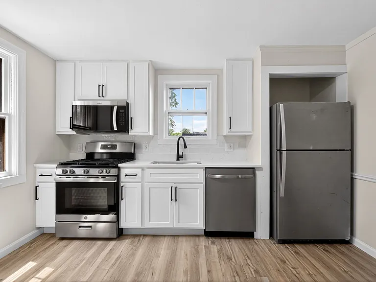 304 Bayless Ave — Photo 10