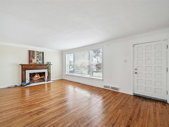 3rd image of 920 Fontaine Pl