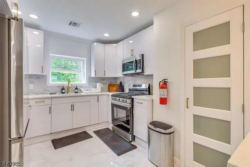 3 bed, 2.0 bath, $5,500 — Photo 4
