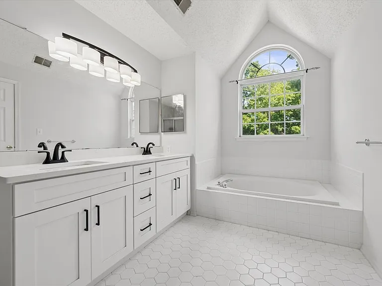 82 Hancock Dr — Photo 30
