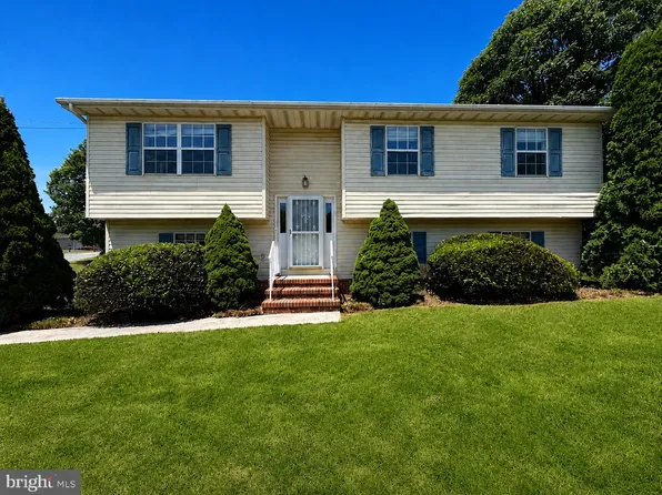21 Coolidge Dr, Inwood, WV 25428