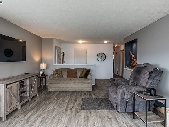 5th image of 415 W D St