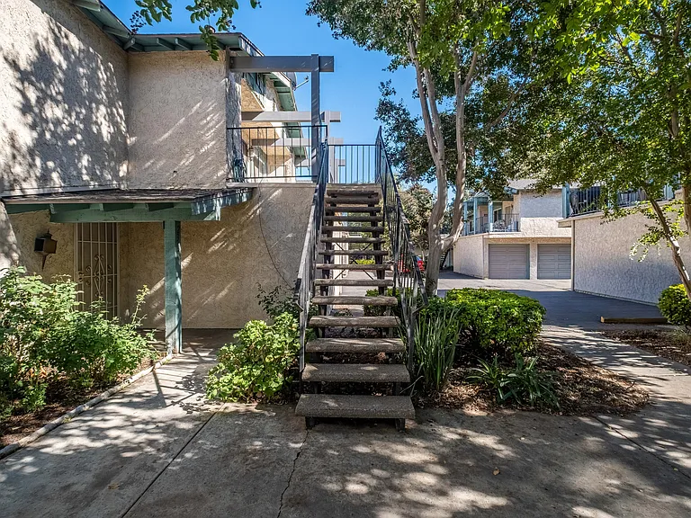 2361 Gonzaga Ln — Photo 32