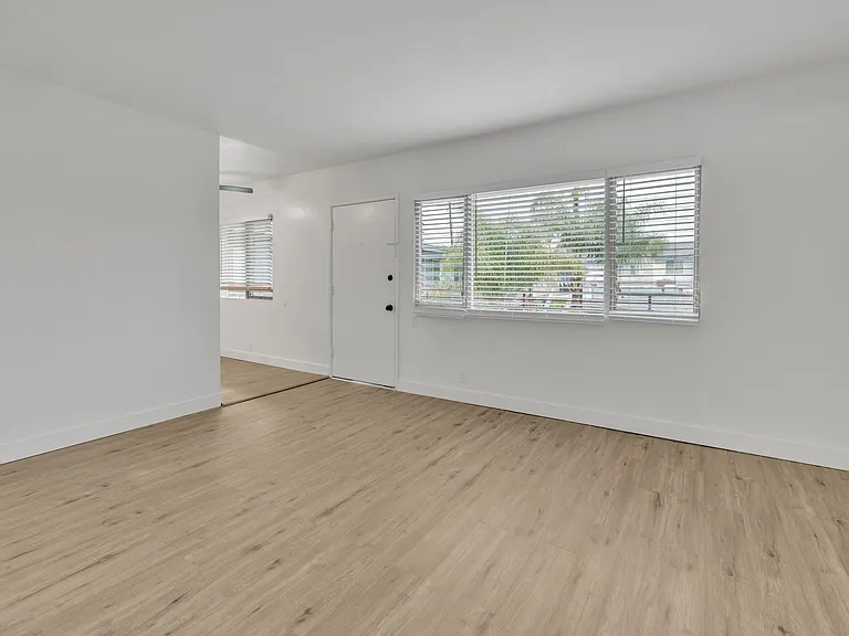 1055 Loma Ave — Photo 3
