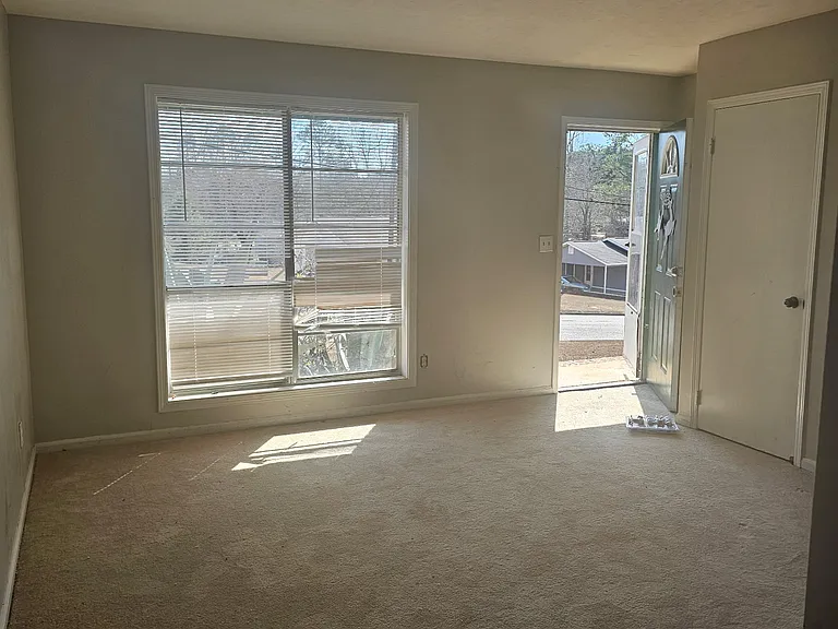604 Buford Dr — Photo 2