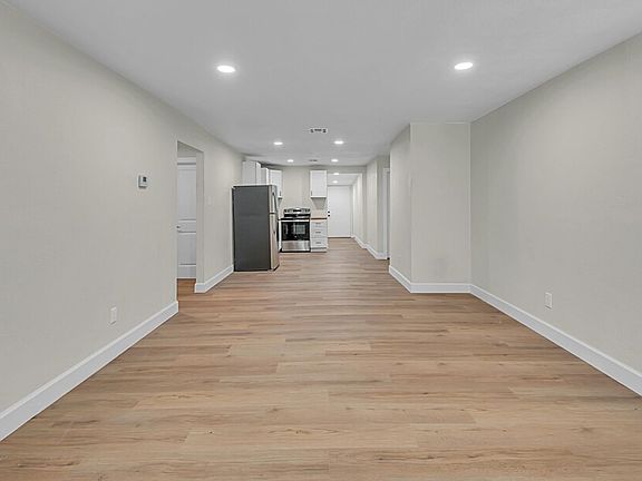 3rd image of 2730 Proctor Ave