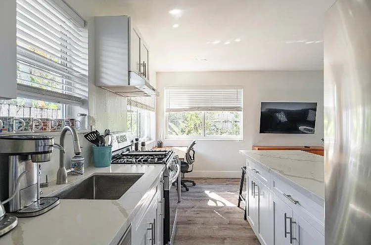 2 bed, 950 sqft, $2,600 — Photo 3