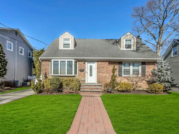 122 Bushwick Avenue, Merrick, NY 11566