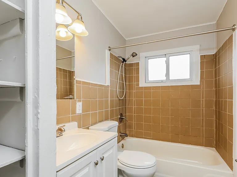 256725_024_main_bathroom_13533244.jpg