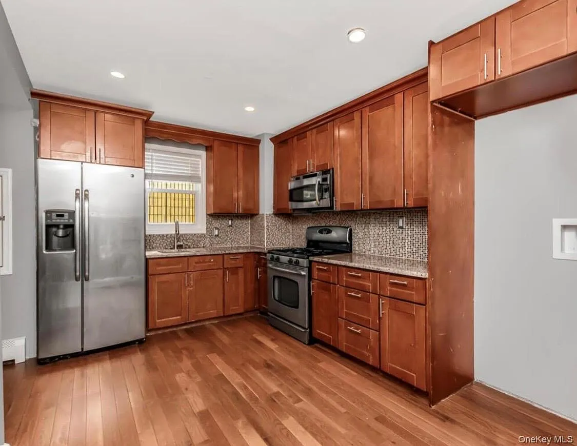 3 bed, 1.0 bath, 1344 sqft, $3,500 — Photo 2