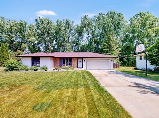 2640 Sunray Ln, Green Bay, WI 54313