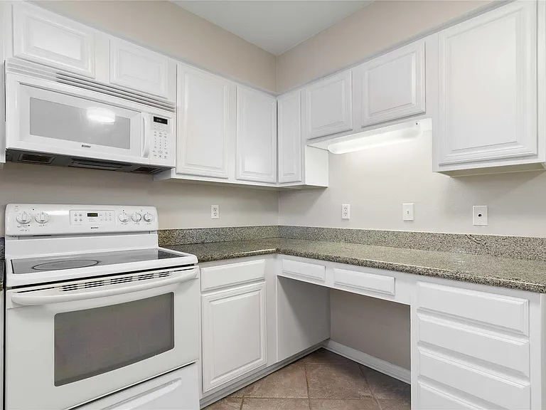 1042 Augusta Dr #1042 — Photo 8