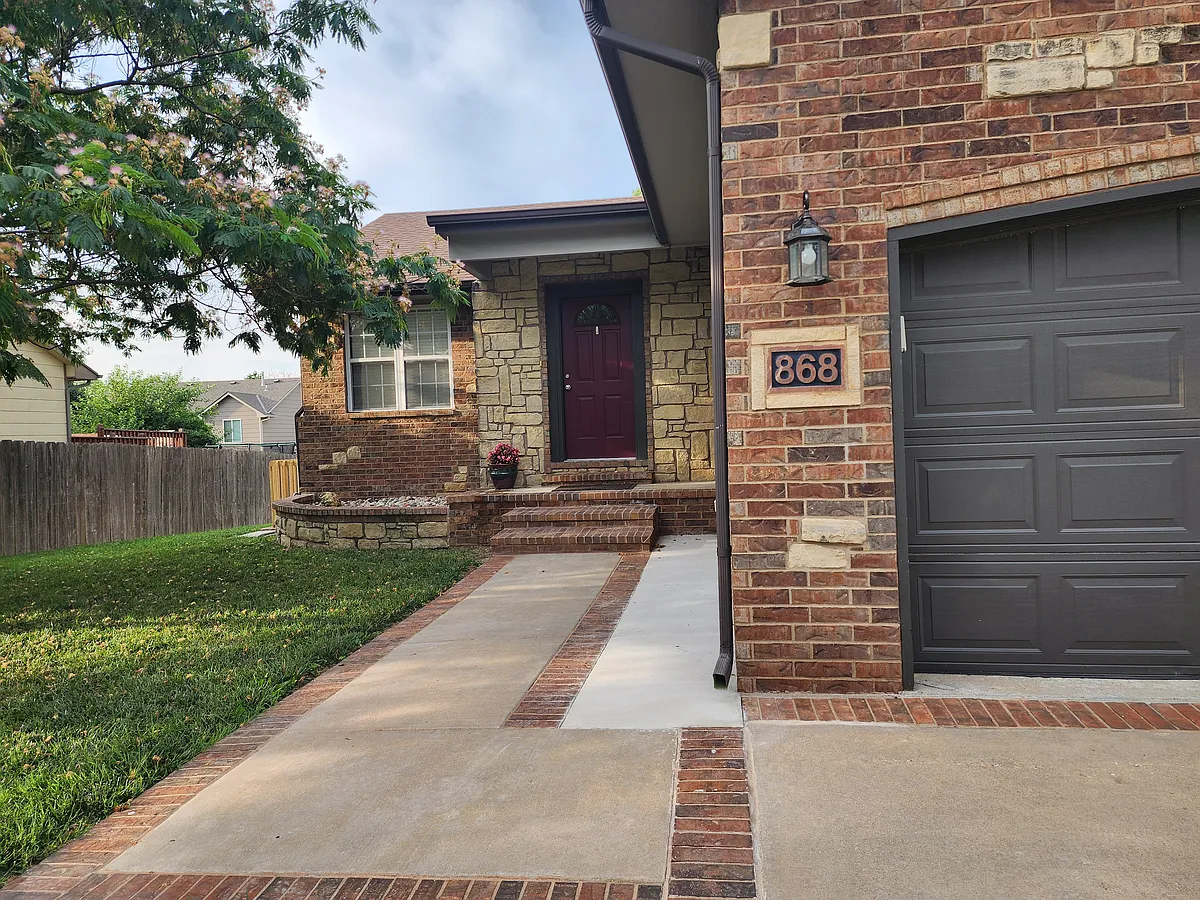 Building Photo - 868 S Sunset Cir