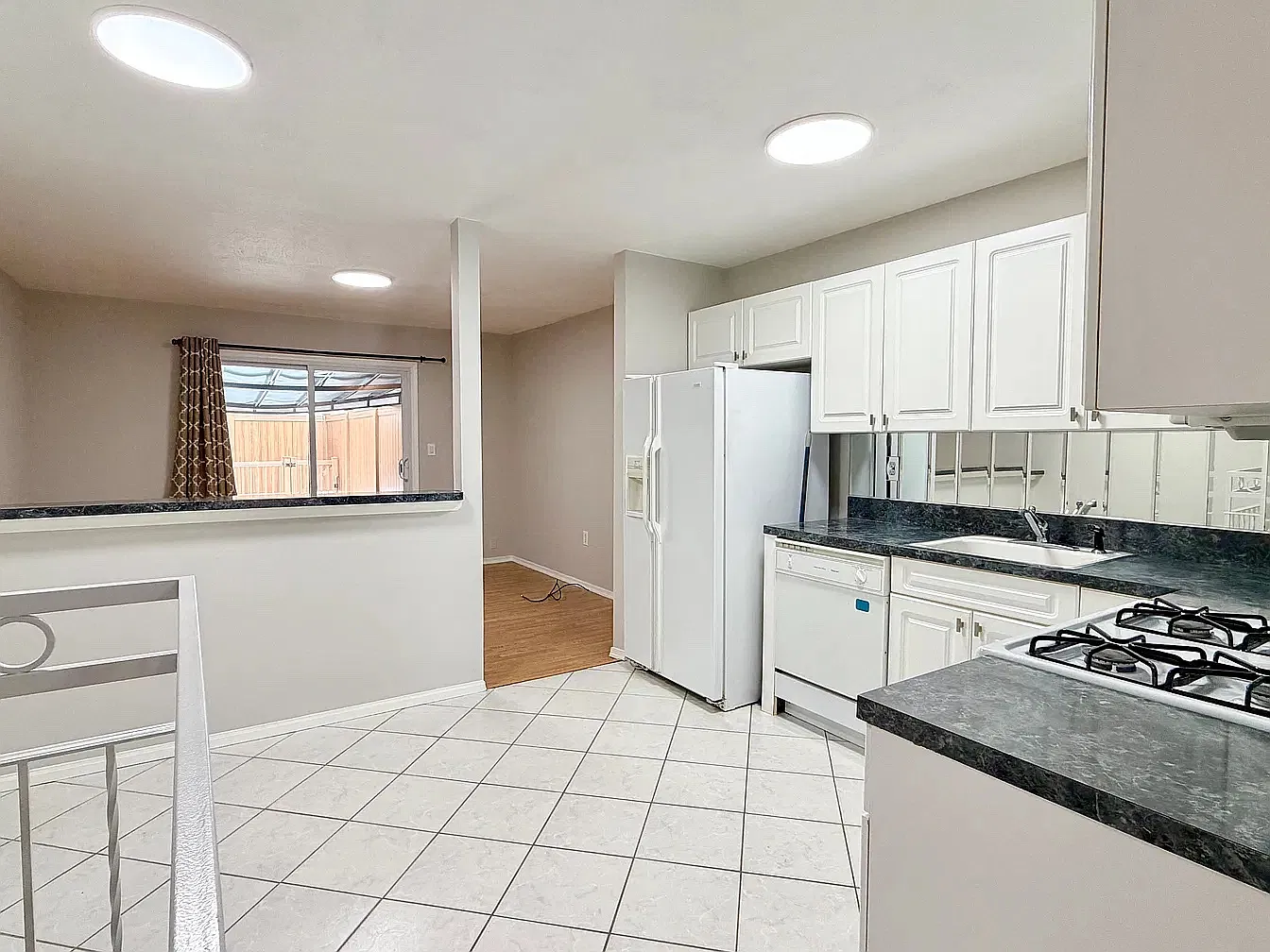3 bed, 1.5 bath, 1200 sqft, $3,300 — Photo 2