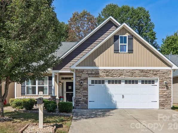 73 Foxtail Ct, Hendersonville, NC 28792