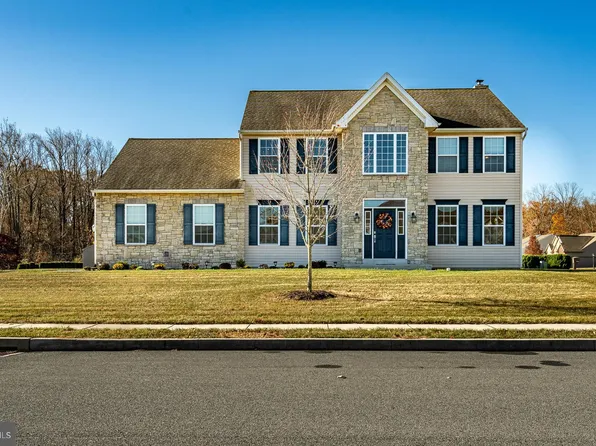 100 Pleasant View Dr, Douglassville, PA 19518