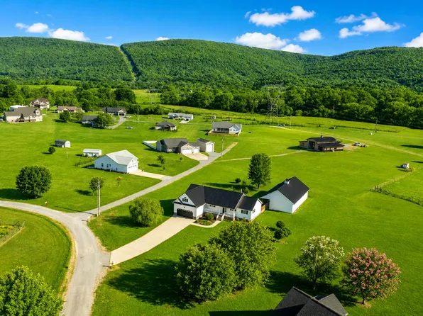 90 River Side Dr, Dunlap, TN 37327