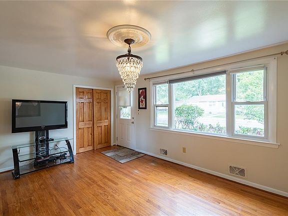 5th image of 150 East St