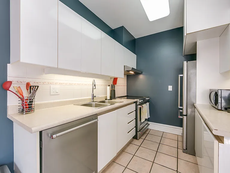 388 Manning Ave #A — Photo 9
