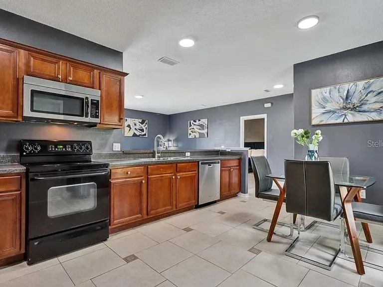 820 Grantham Dr — Photo 8