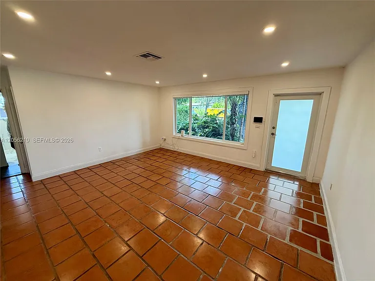 9340 Jamaica Dr — Photo 2