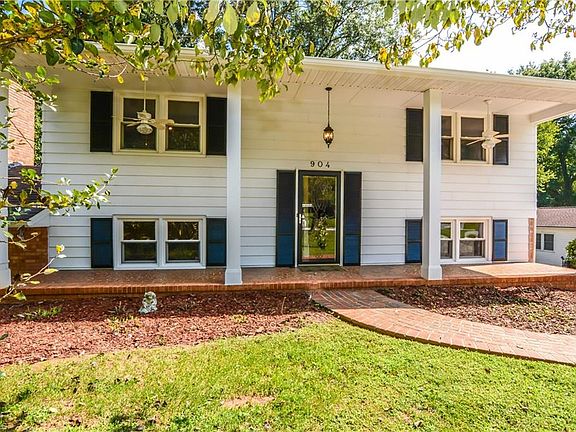 2nd image of 904 Honeysuckle Dr
