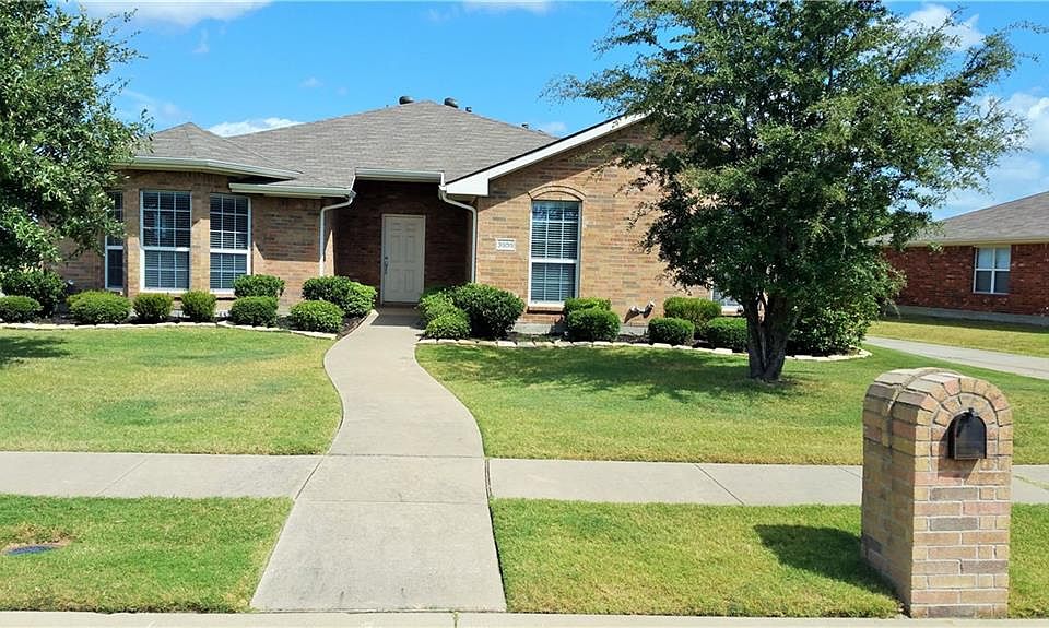 1st image of 3906 Palace Pl