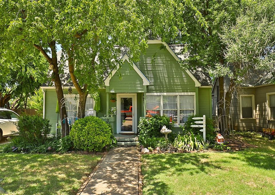 1st image of 842 Ross Ave