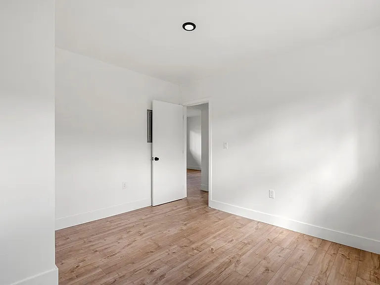 Echo Lake Apartments — Photo 37