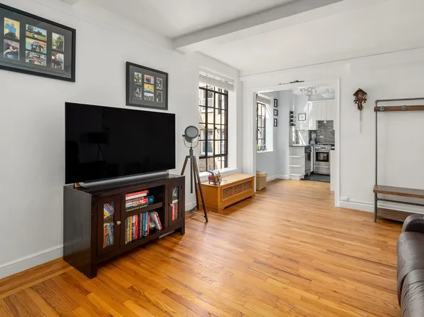 333 East 43rd Street image 1 of 7