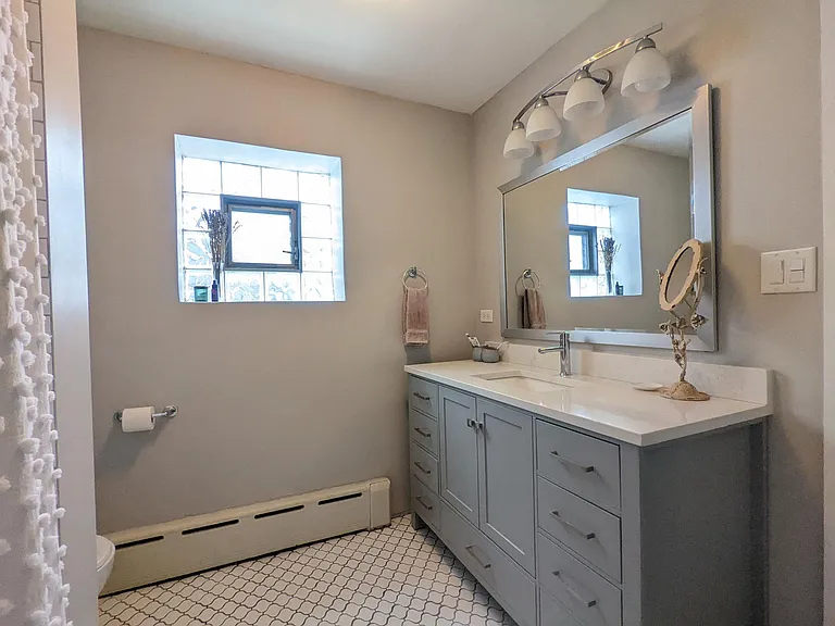 1458 W Belle Plaine Ave — Photo 23