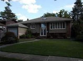 808 Park Ln, Valley Stream, NY 11581
