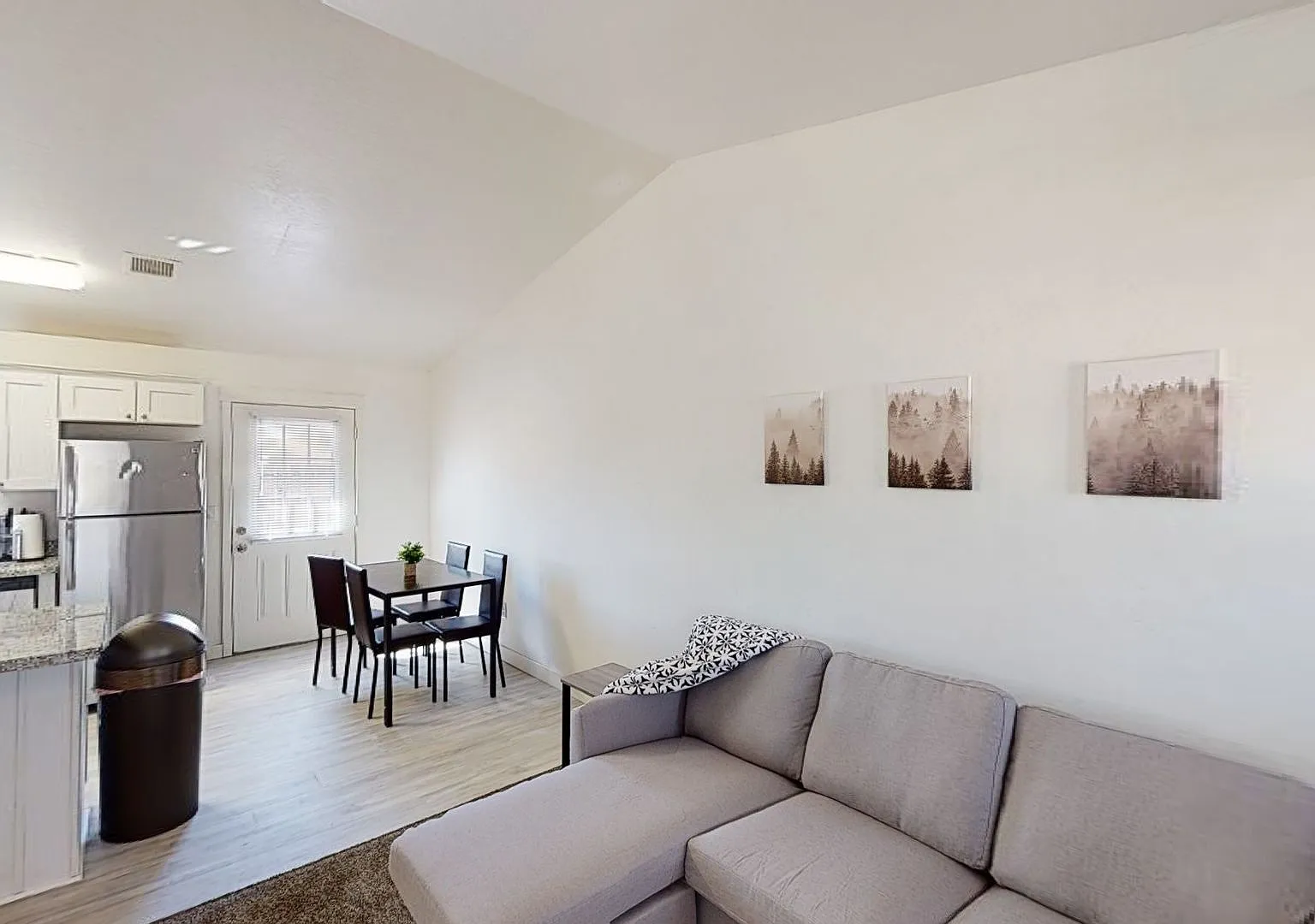 561 N 10th Pl — Photo 3