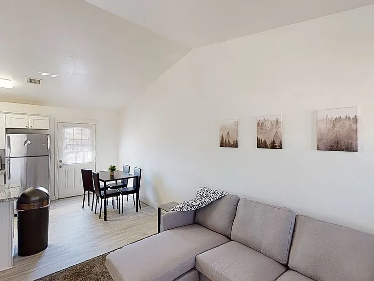 561 N 10th Pl — Photo 4