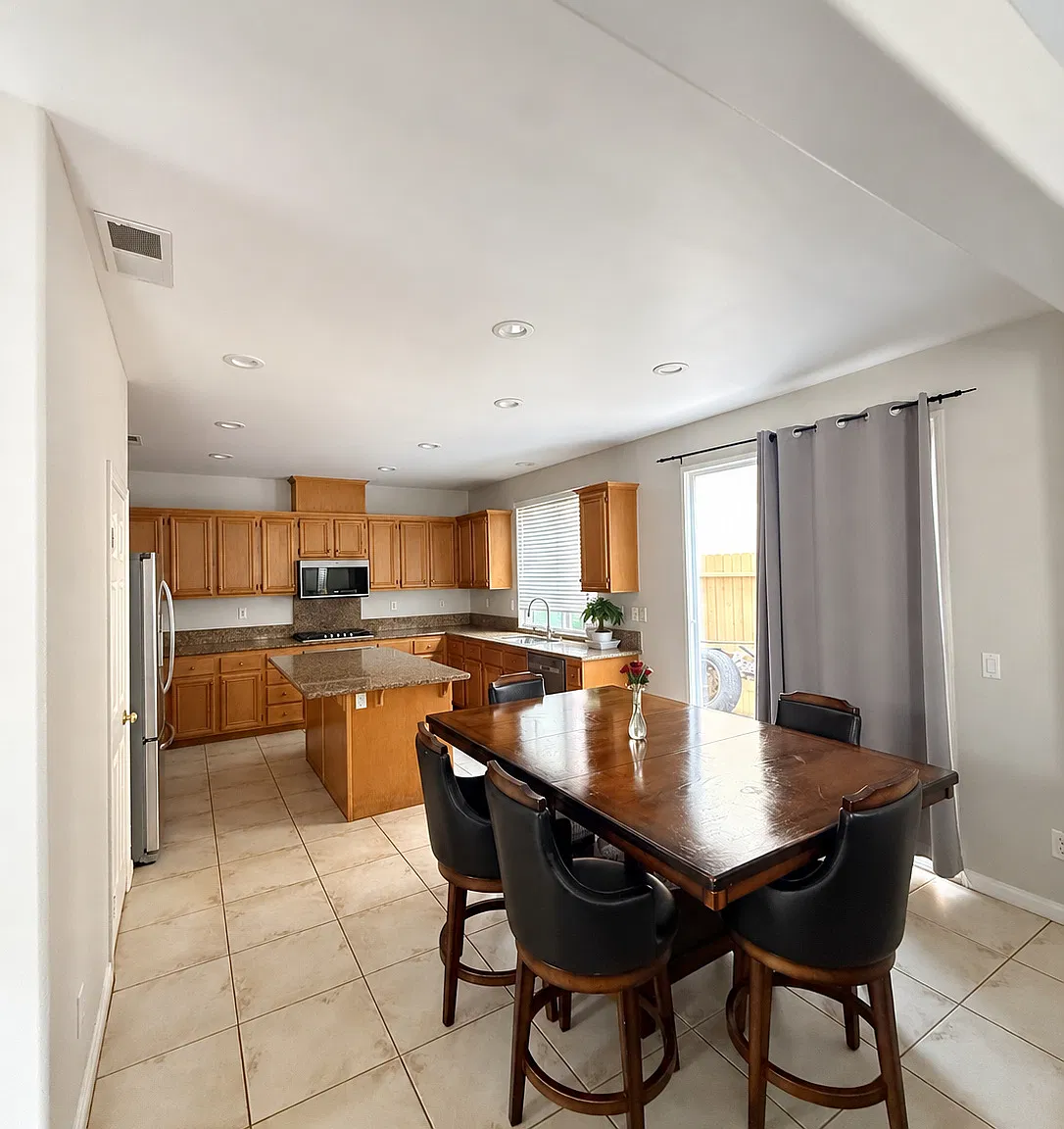 5 bed, 2730 sqft, $5,500 — Photo 3