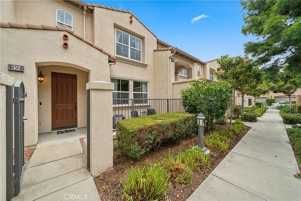 3 bed, 2.5 bath, 1346 sqft, $4,000 — Photo 1