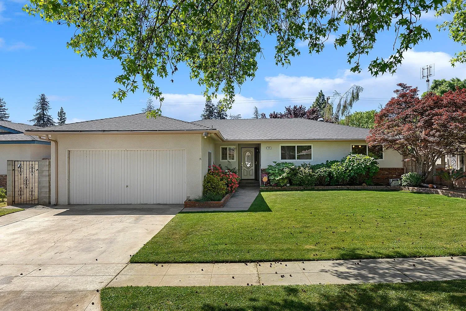 725 E Escalon Ave photo 1