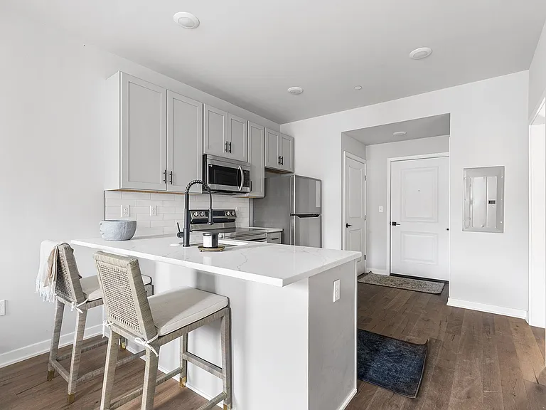 Urban Living Redefined Stylish Apartments Near Everything You Need — Photo 5