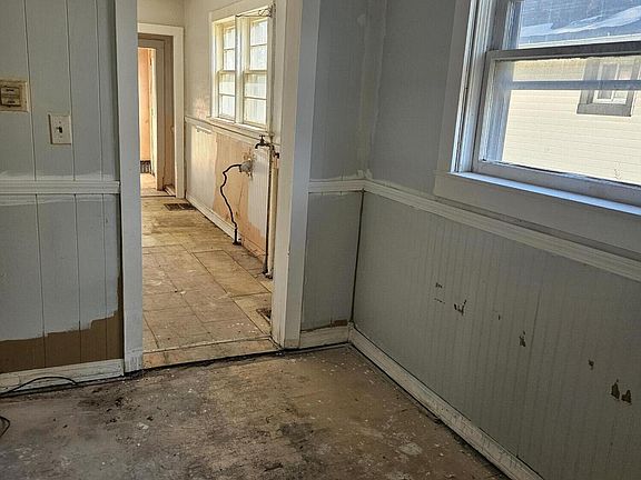 3rd image of 552 Pine Ave NW
