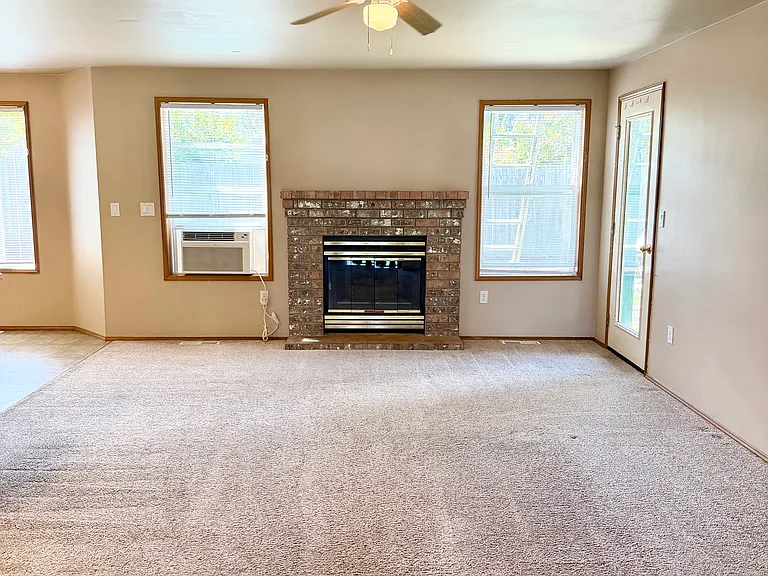 3309 Davis Ct NE — Photo 3