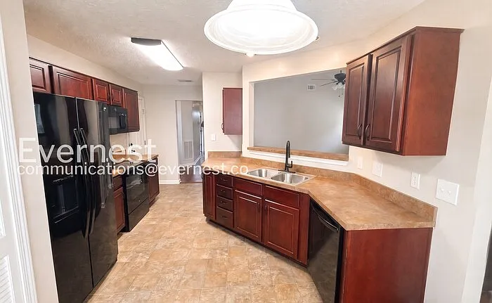 3 bed, 2.0 bath, 1381 sqft, $2,200 — Photo 4