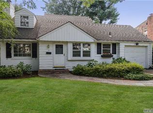 15 Leeds Dr, Port Washington, NY 11050