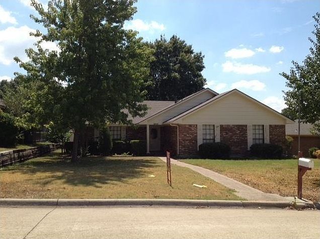 1st image of 805 Village Grn